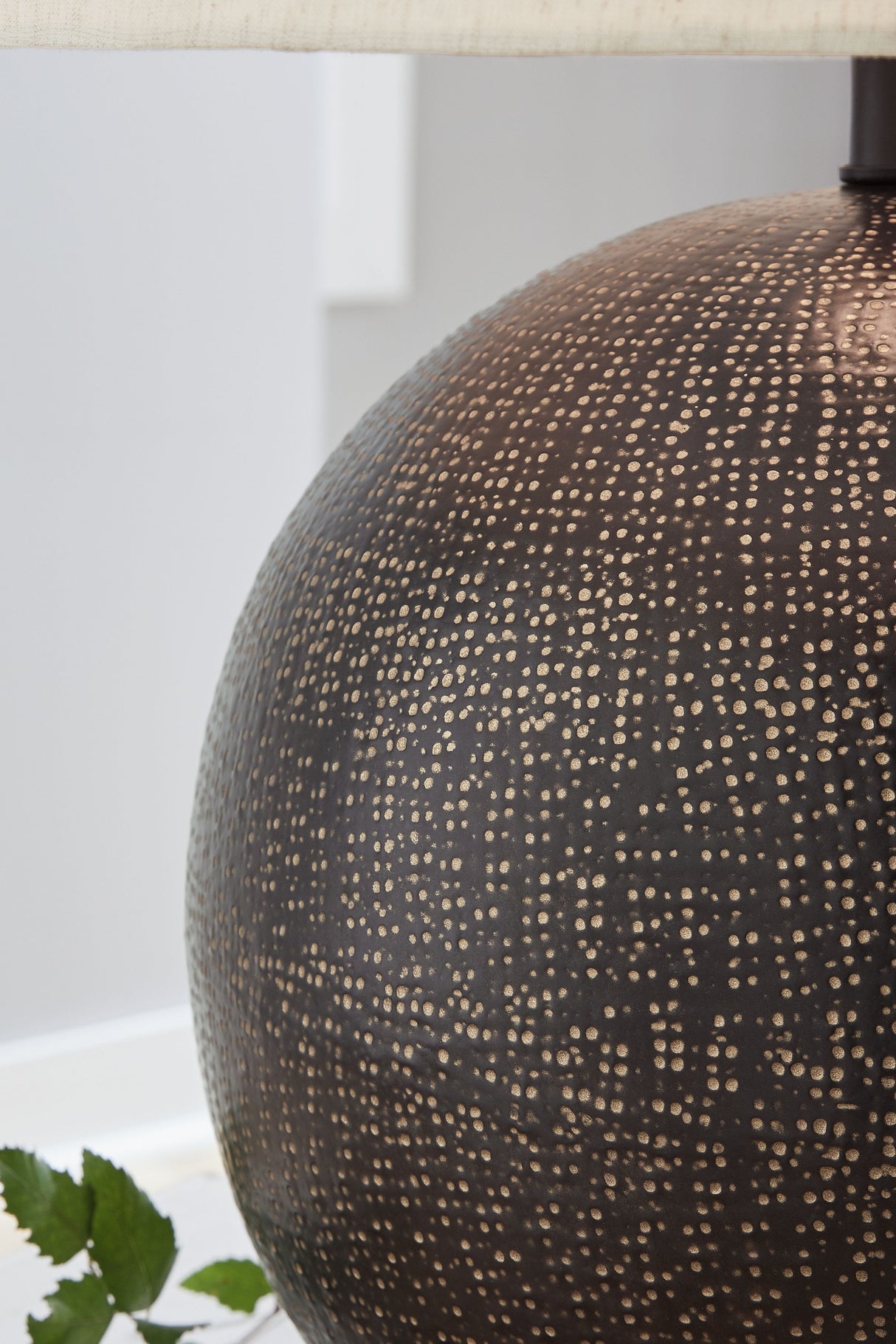 Hambell - Black / Gold Finish - Metal Table Lamp by Ashley Furniture | Bel Furniture