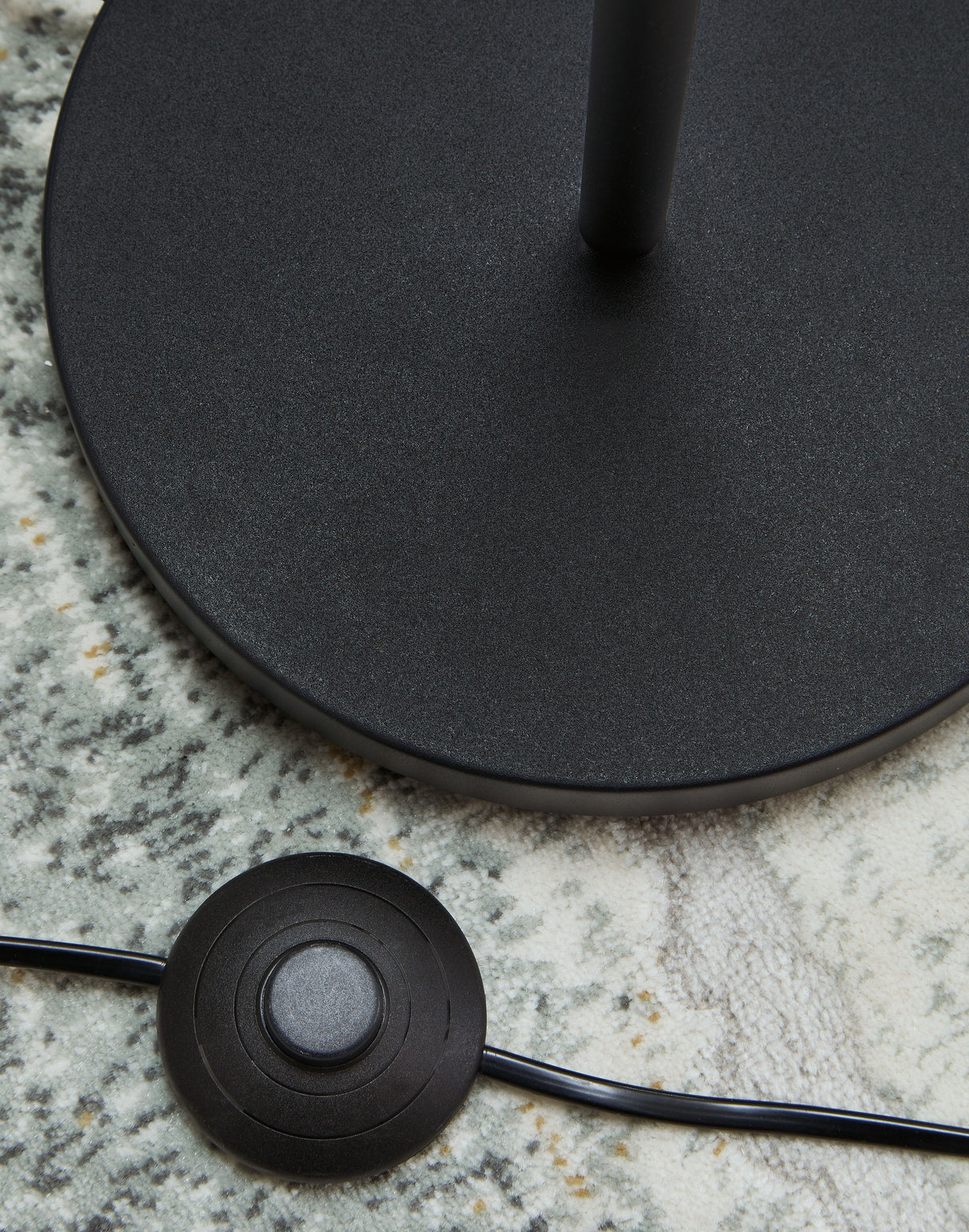 Abanson - Black - Metal Floor Lamp by Signature Design by Ashley® | Bel Furniture