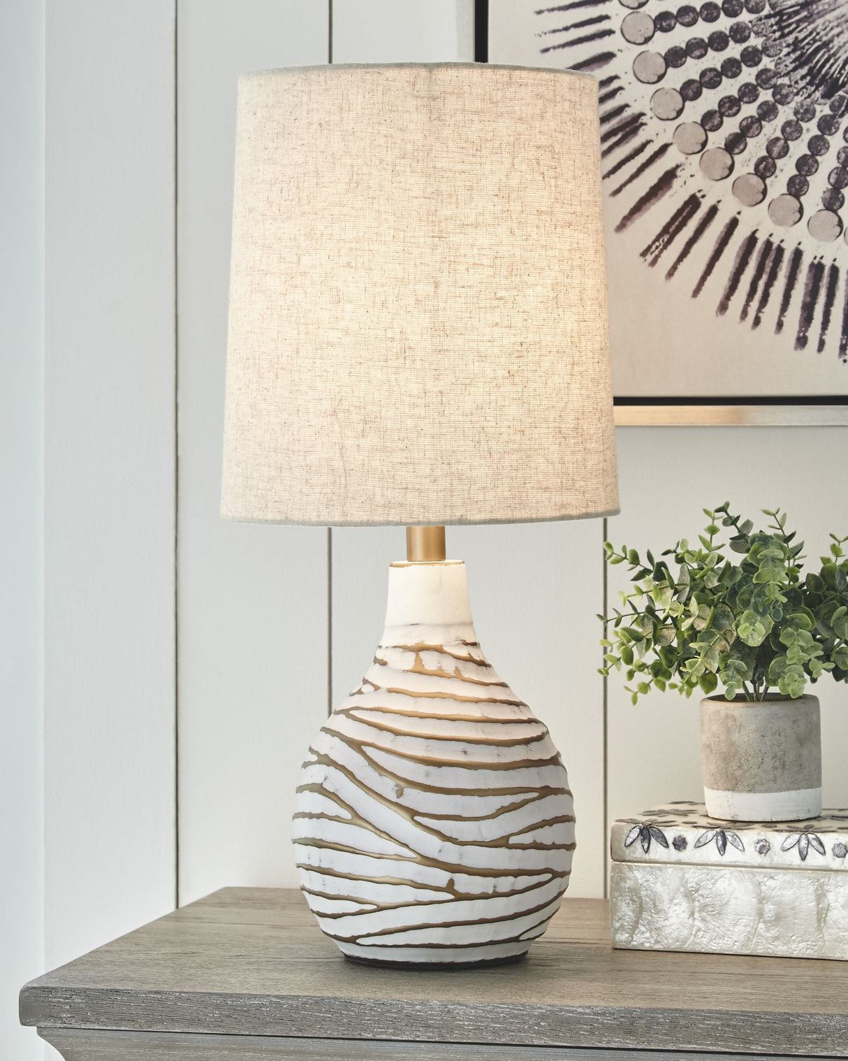 Aleela - White / Gold Finish - Metal Table Lamp by Signature Design by Ashley® | Bel Furniture
