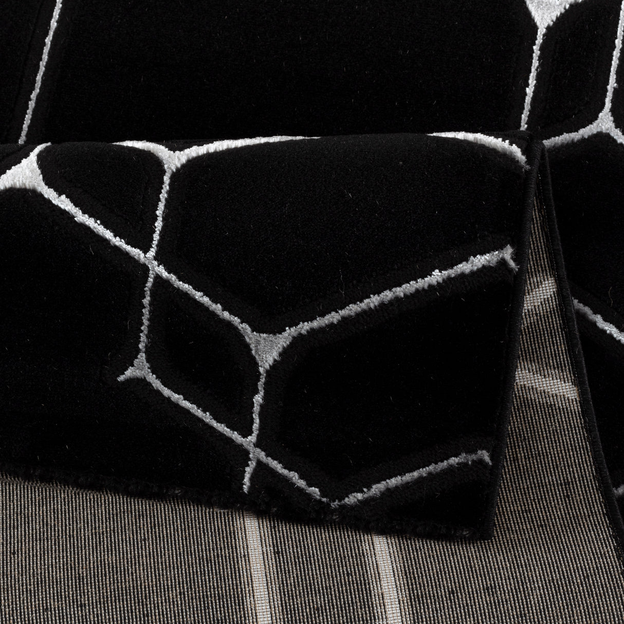 .Hive Black/White Rug - 6' 6" x 9' 0"