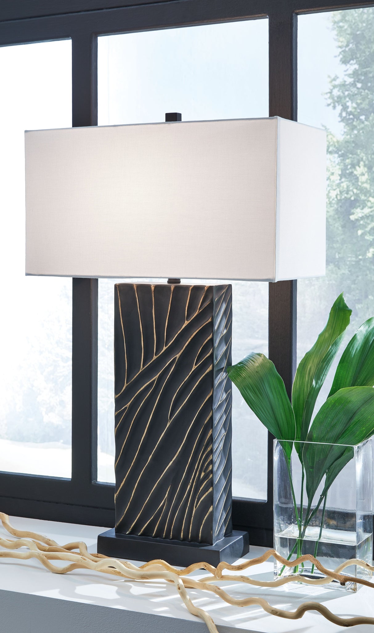 Bartlen - Black / Gold Finish - Poly Table Lamp by Signature Design by Ashley® | Bel Furniture