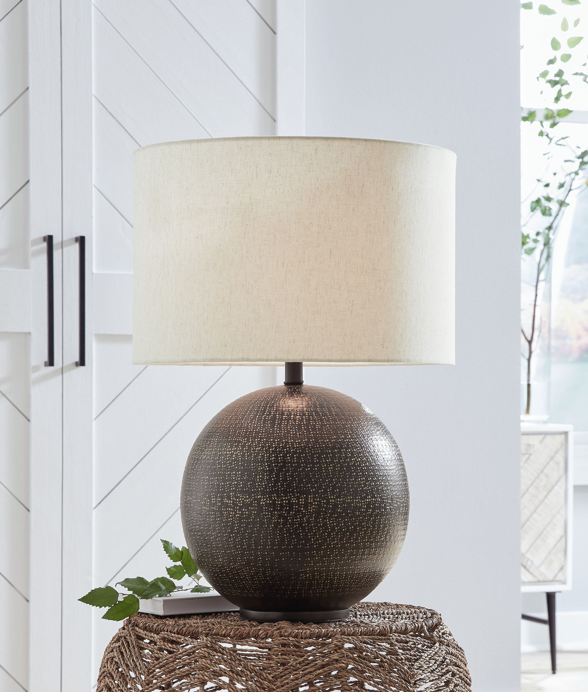 Hambell - Black / Gold Finish - Metal Table Lamp by Ashley Furniture | Bel Furniture