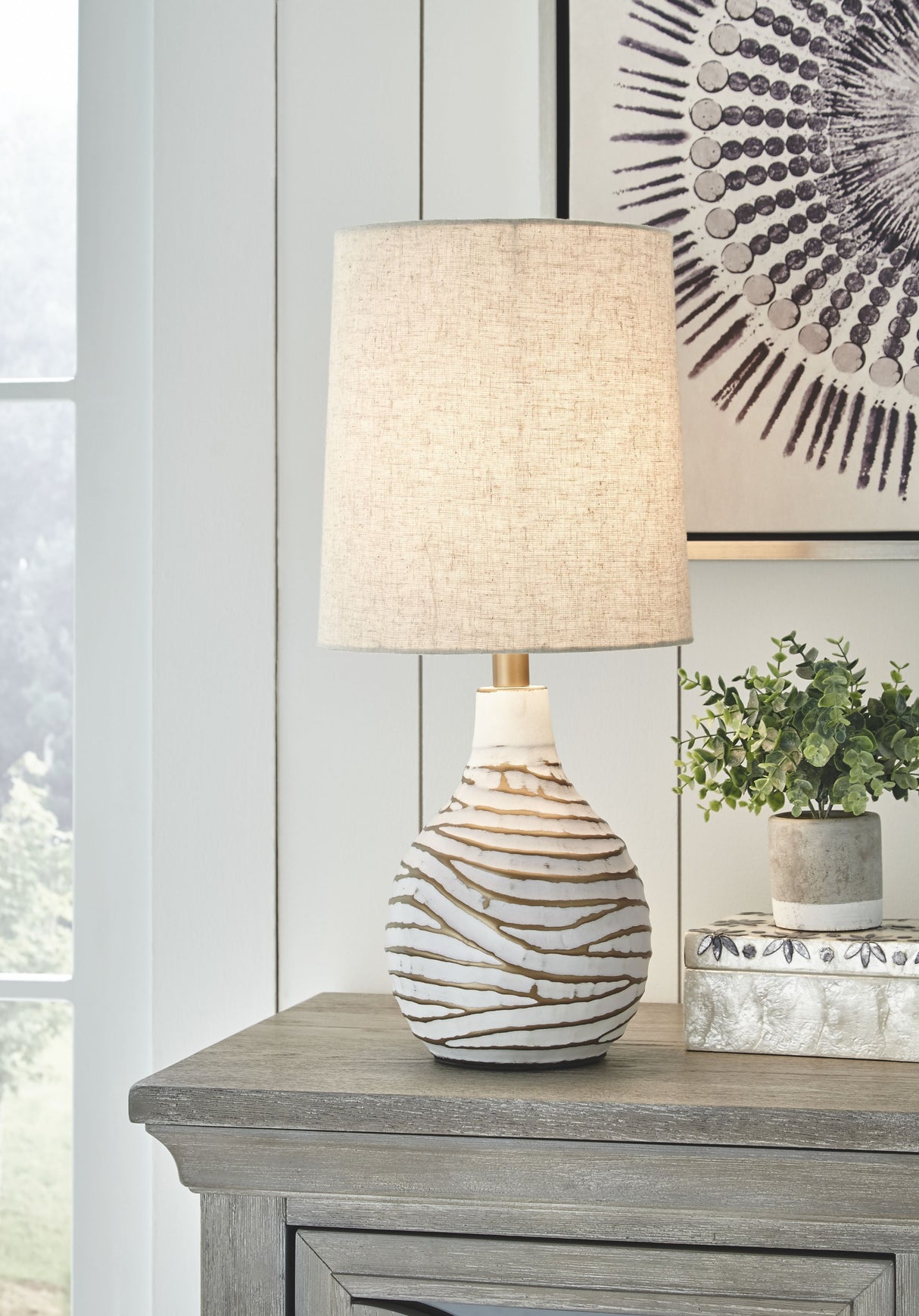 Aleela - White / Gold Finish - Metal Table Lamp by Signature Design by Ashley® | Bel Furniture
