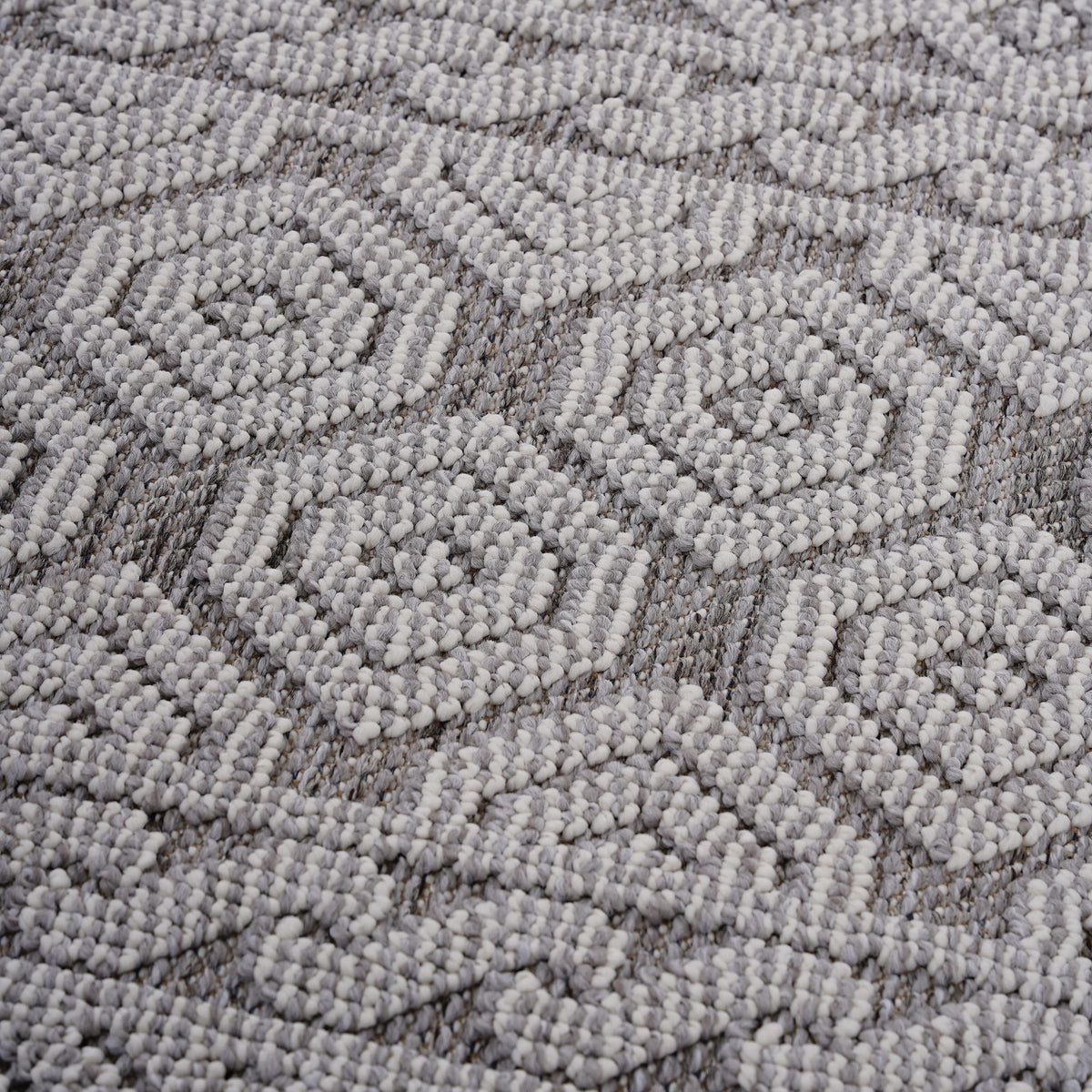 Guros - 6' X 9' Geometric Indoor / Outdoor Area Rug - Gray / White