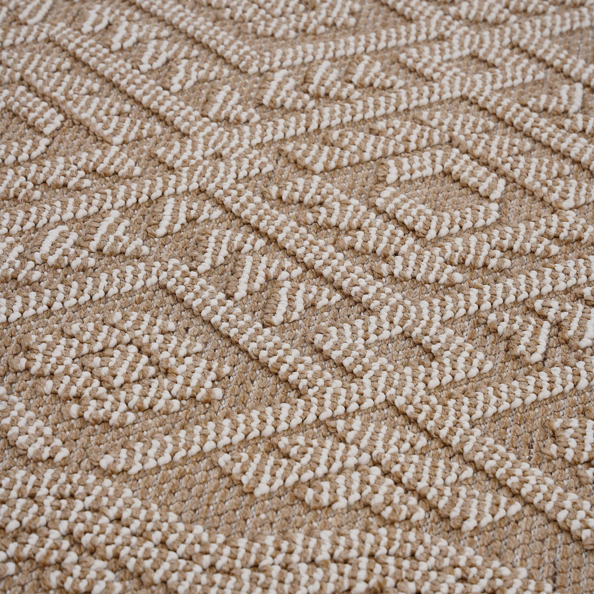 Guros - Trendy Traditional Indoor / Outdoor Rug