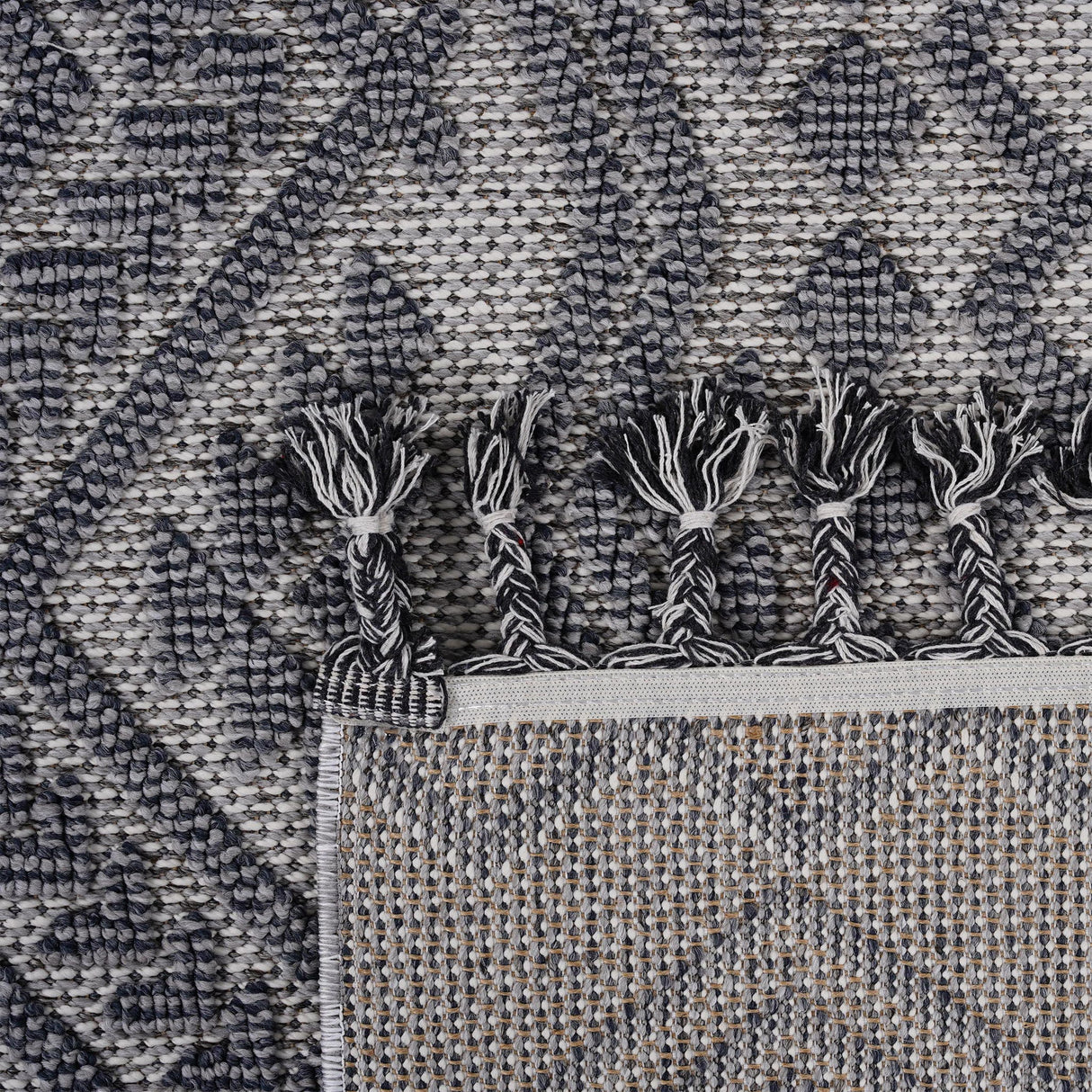 Guros - 6' X 9' Traditional Indoor / Outdoor Area Rug - White / Gray