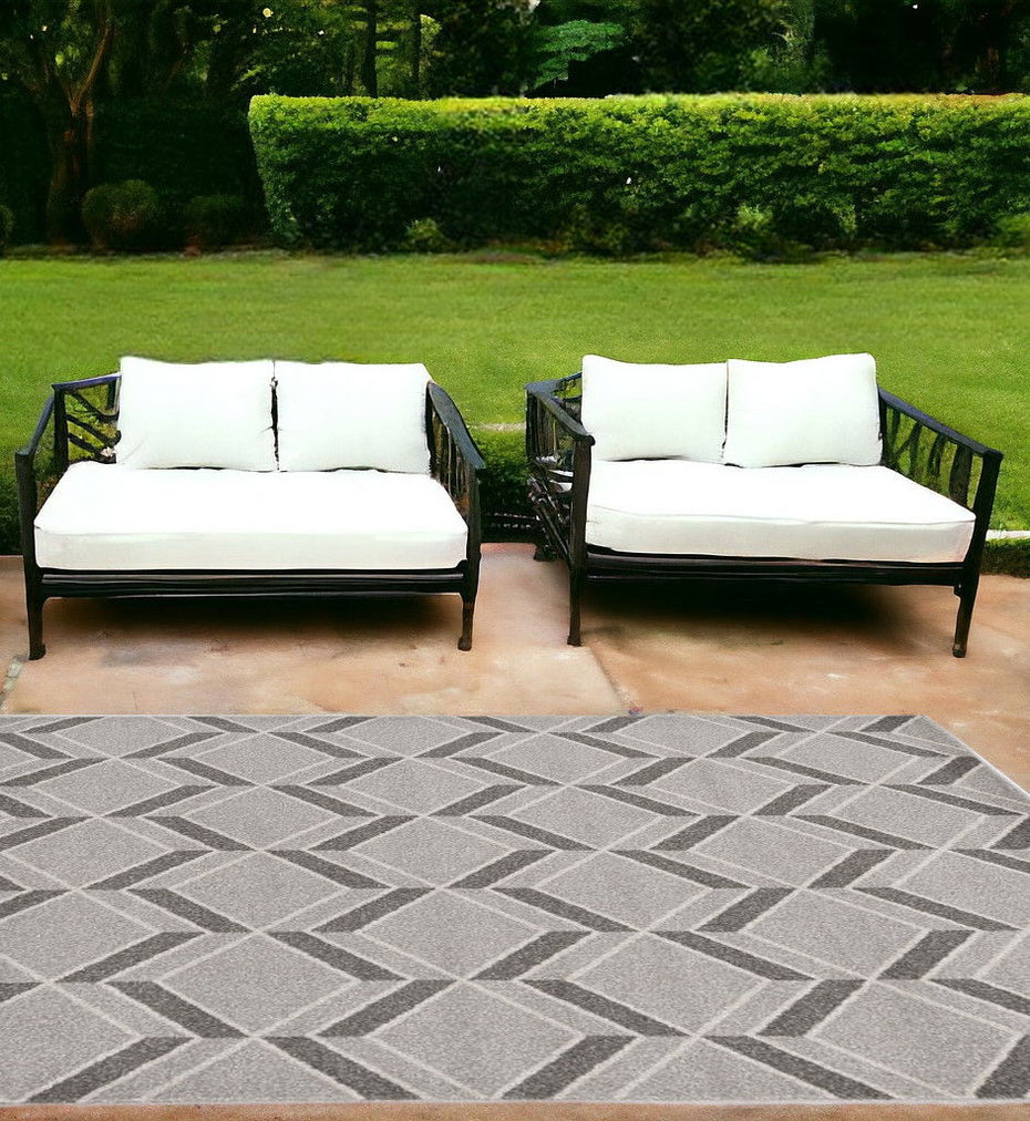 7' X 10' Machine Woven UV Treated Herringbone Illusion Indoor / Outdoor Area Rug - Gray