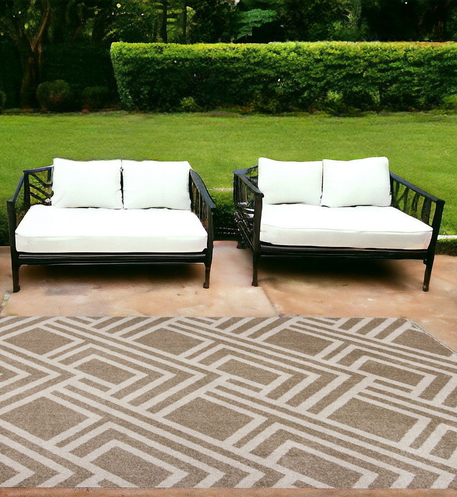 7' X 10' Machine Woven UV Treated Geometric Indoor / Outdoor Area Rug - Beige