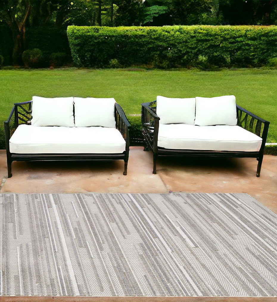 7' X 9' Abstract Stain Resistant Indoor / Outdoor Area Rug - Gray