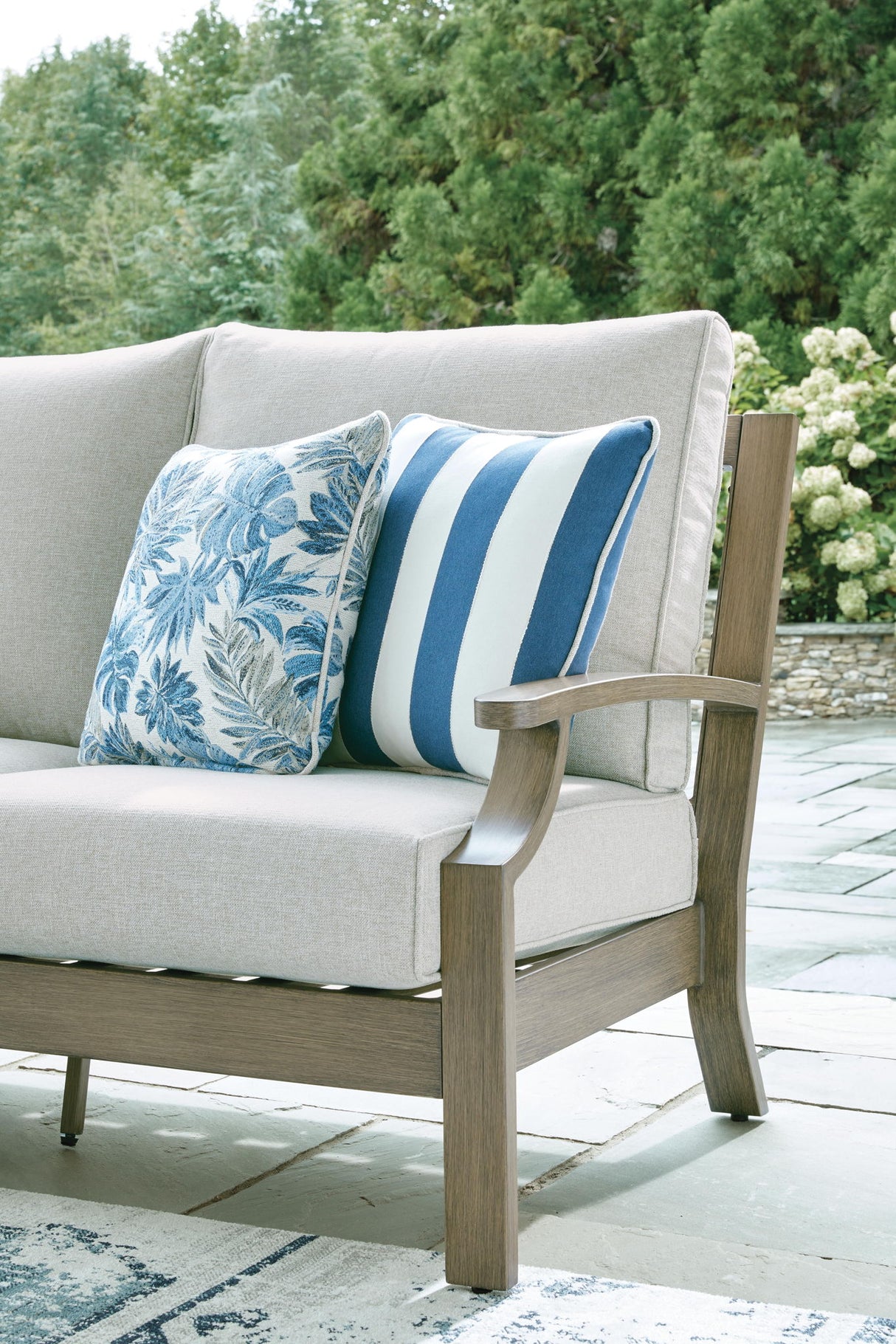 Rainier Ranch - Sofa With Cushion - Brown / Beige