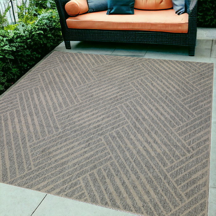 6' X 9' Geometric Stain Resistant Indoor / Outdoor Area Rug - Gray