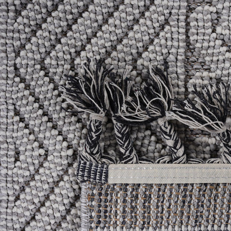 Guros - 6' X 9' Geometric Indoor / Outdoor Area Rug - Gray / White