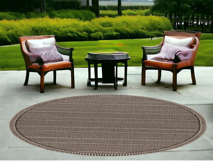 8' Round Geometric Pattern Indoor / Outdoor Area Rug - Mocha