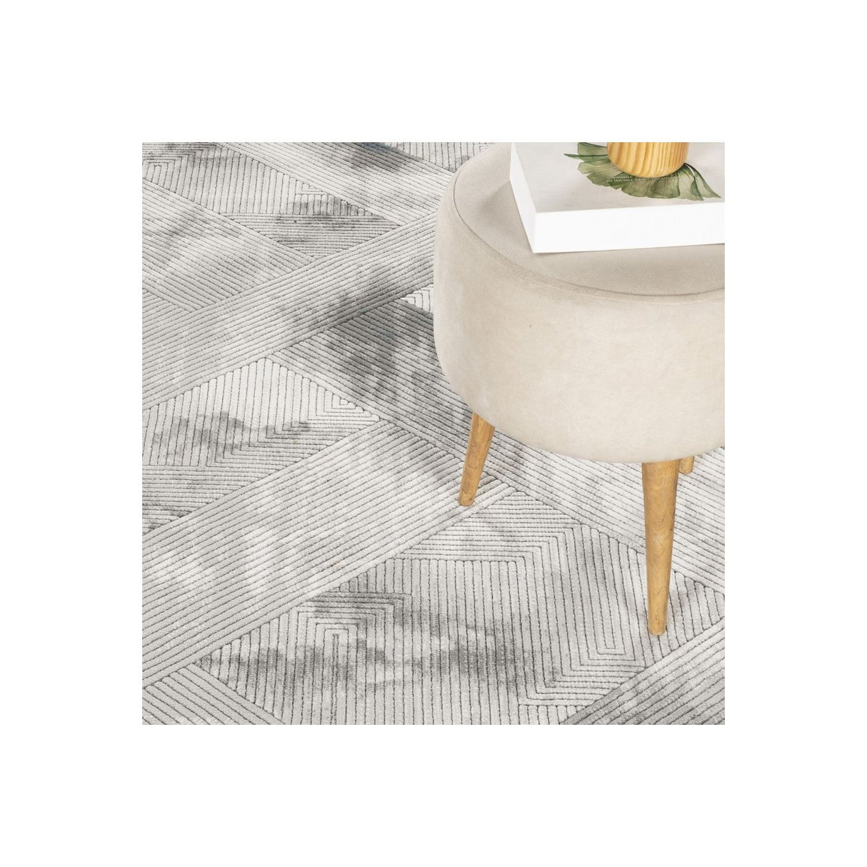 Geometrix - 5'3" X 7'3" Area Rug With Geometric 3D Effect - Ivory / Gray