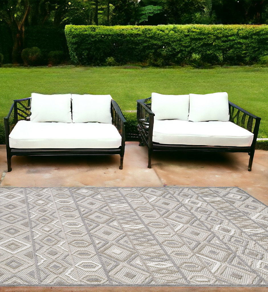 7' X 9' Southwestern Stain Resistant Indoor / Outdoor Area Rug - Gray / Ivory