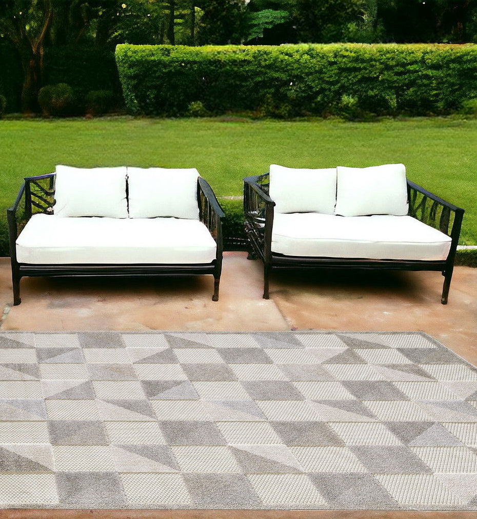 7' X 9' Geometric Stain Resistant Indoor & Outdoor Area Rug - Gray