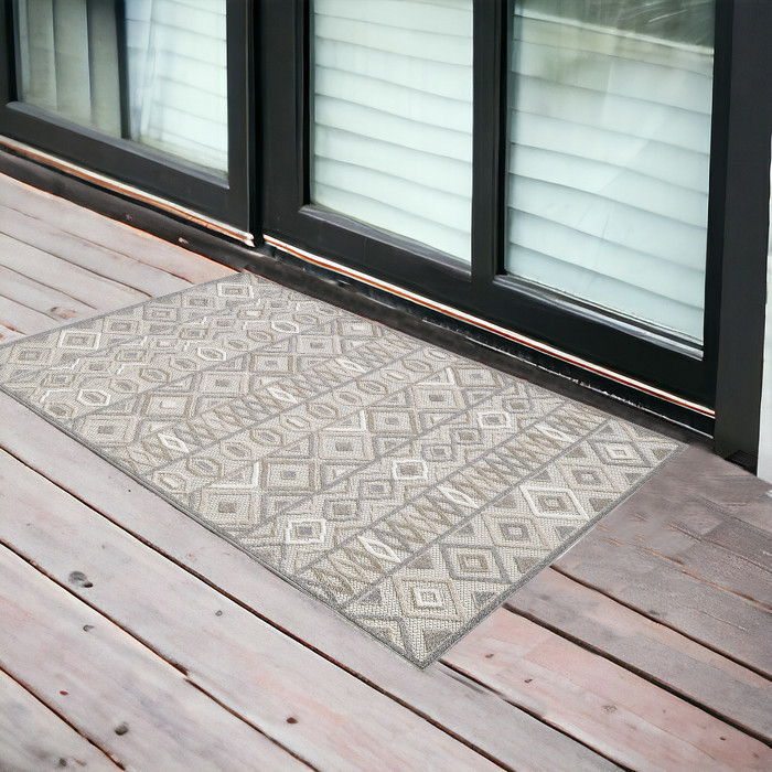 3' X 5' Southwestern Stain Resistant Indoor / Outdoor Area Rug - Gray / Ivory