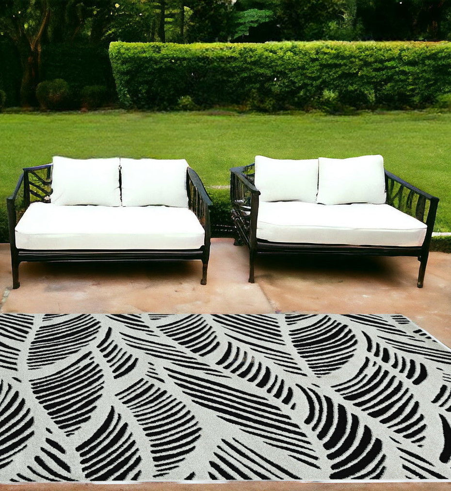 7' X 10' Machine Woven UV Treated Tropical Palm Leaves Indoor / Outdoor Area Rug - Black White