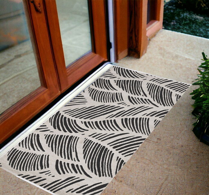 2' X 4' Machine Woven UV Treated Tropical Palm Leaves Indoor / Outdoor Accent Rug - Black White