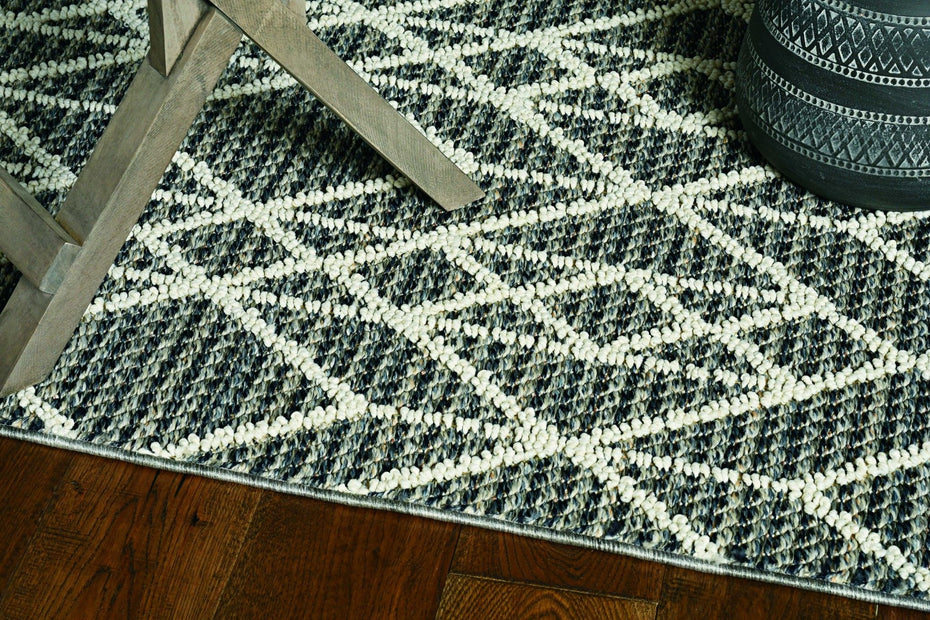 4' X 6' Machine Woven UV Treated Geometric Indoor / Outdoor Area Rug - Gray