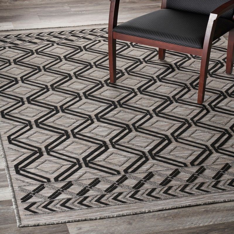 5' X 7' Indoor / Outdoor Area Rug - Black / Tan