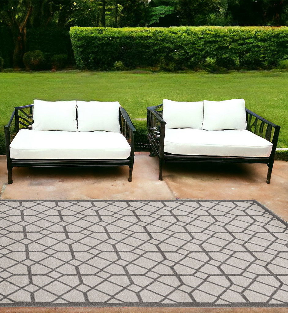 7' X 9' Geometric Diamond Indoor / Outdoor Area Rug - Ivory / Gray