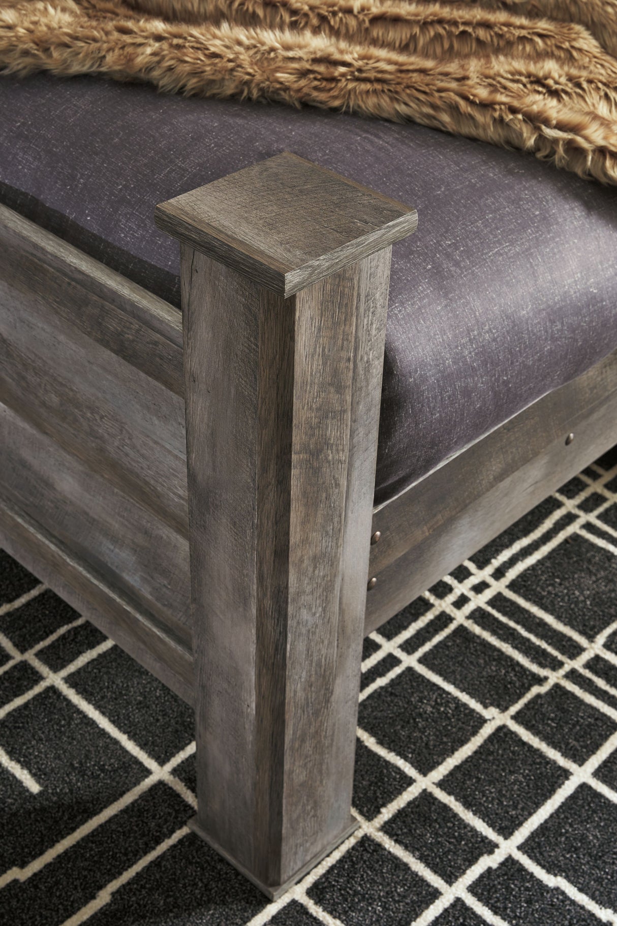 Wynnlow - Poster Bedroom Set by Signature Design by Ashley® | Bel Furniture